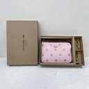 Billetera de cuero con llavero y clip.