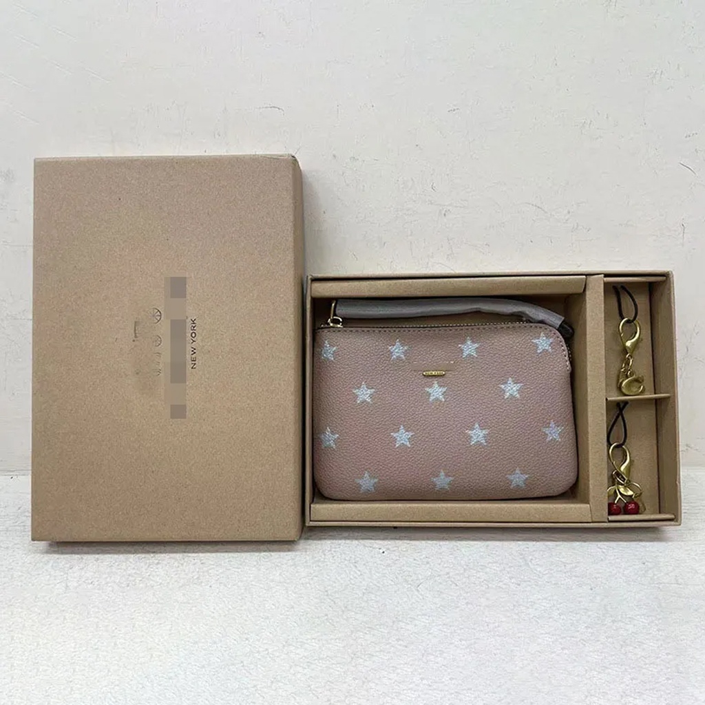 Billetera de cuero con llavero y clip.