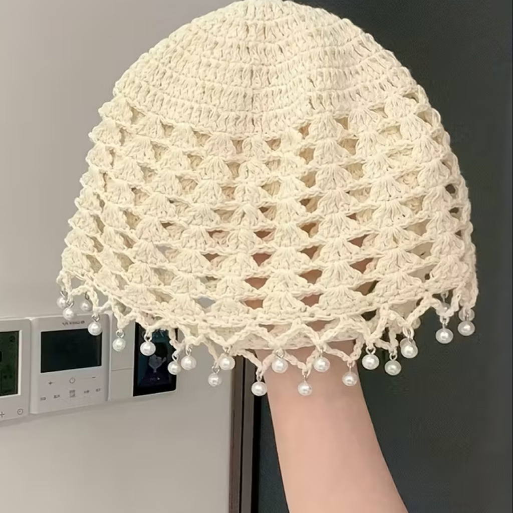 Casquete con perlas alrededor del borde