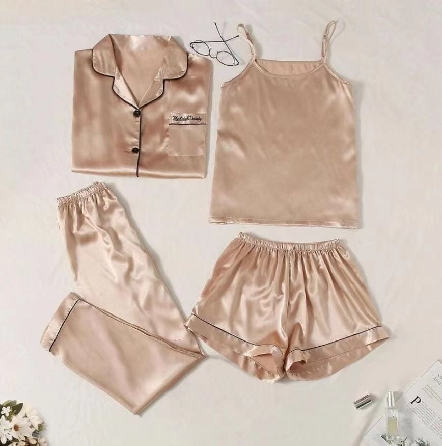 Pijama set con short y pantalon color beige