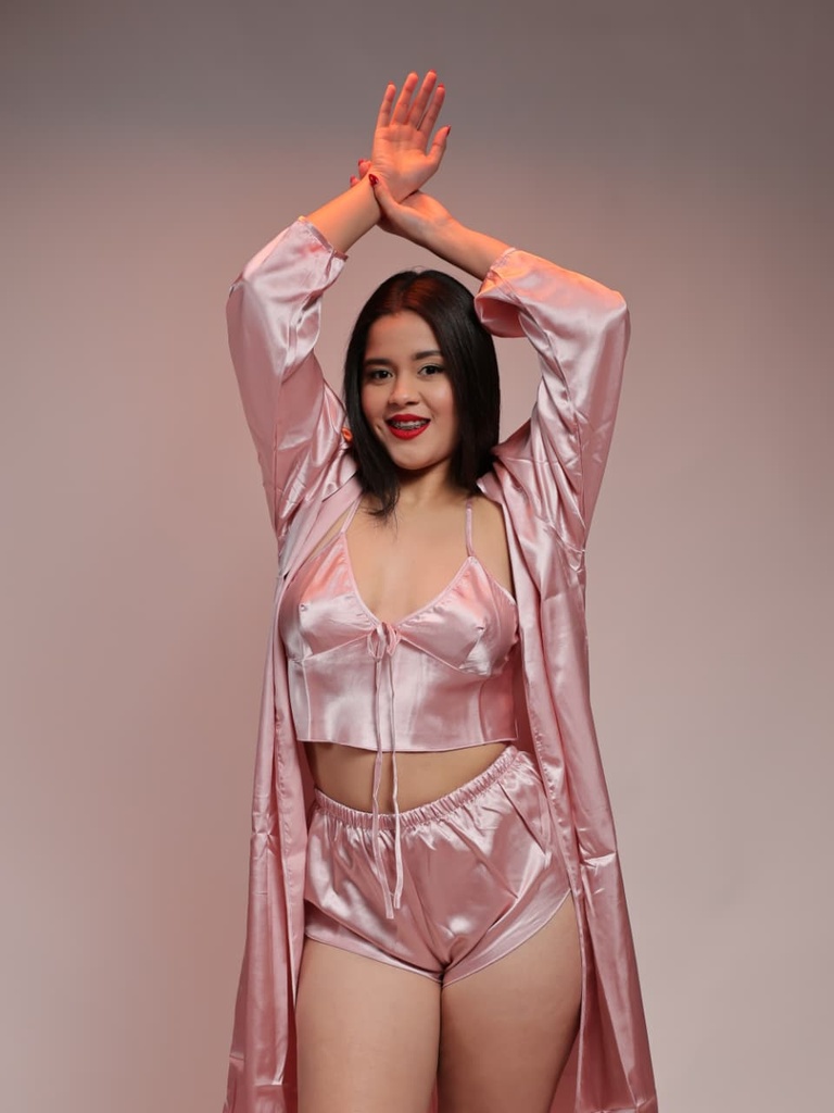 Conjunto de pijama Lux con camisola, pantalones cortos y bata con cinturón color rosado