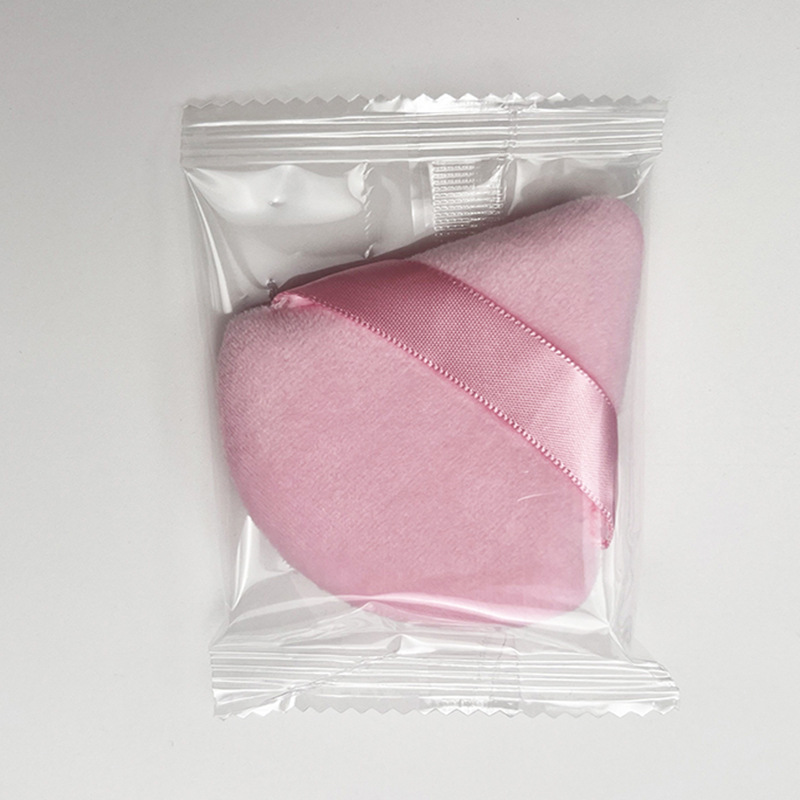 Mini esponja de maquillaje de terciopelo triangular. (ROSADO CLARO)