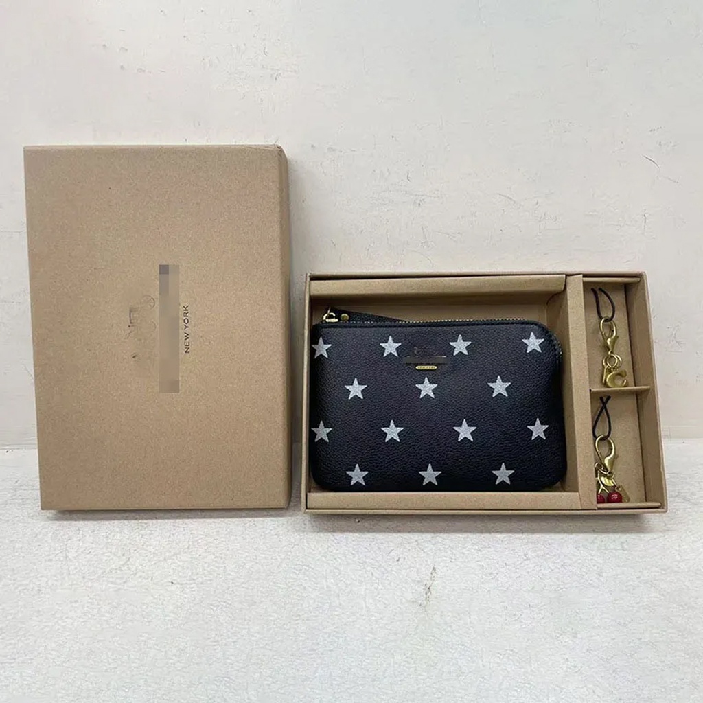 Billetera de cuero con llavero y clip.