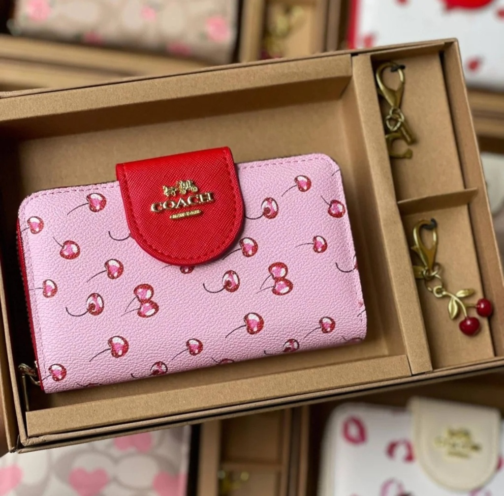 Billetera de cuero con llavero y clip.