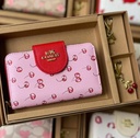 Billetera de cuero con llavero y clip.