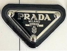 Chapa de marca Prada