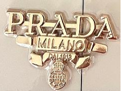 Chapa de marca Prada