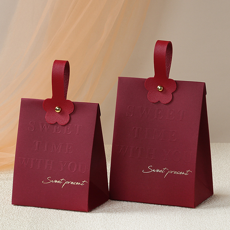 Bolsa de regalo color rojo largo con flor