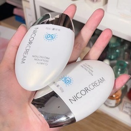 Crema protectora solar y aislante diseñada para uso facial y corporal.